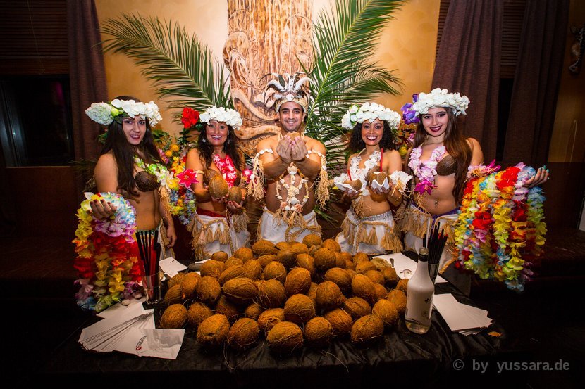 Das Highlight, traditionelles Kokosnuss öffnen und  Verteilen von Blumenketten - Leis zur Begrüßung ihrer Gäste mit anschließender Hawaii Hula Tanz Show